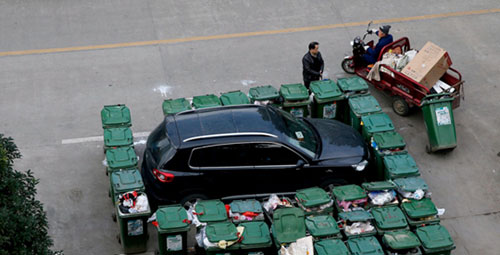 隨意亂停車，大爺搬垃圾桶怒攔私家車 